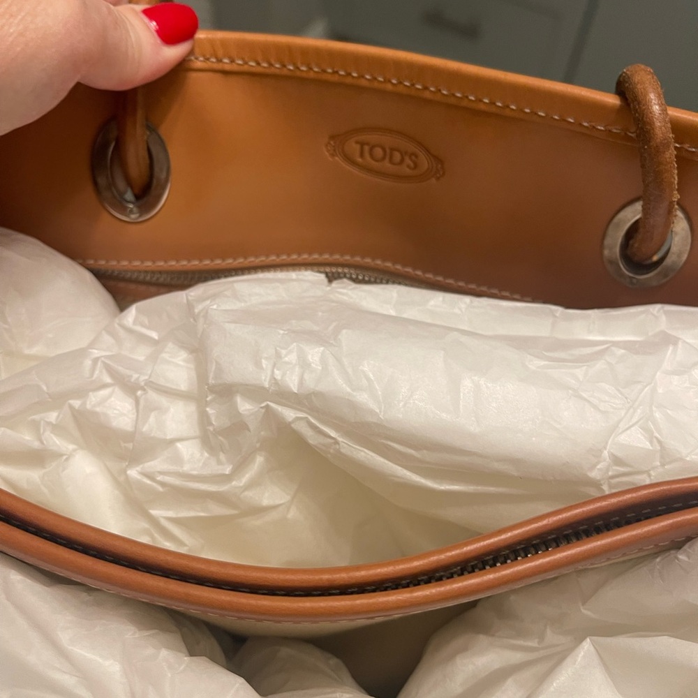 Tod's Elegant Tan and Cream Tote Bag - Picture 2 of 11